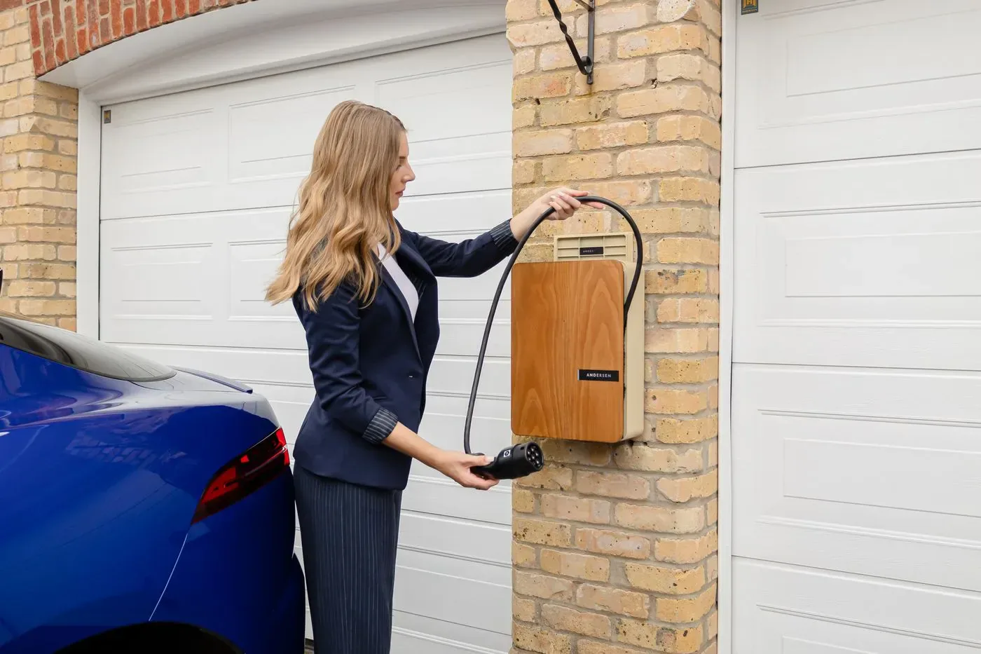 Électricien posant une borne de recharge pour véhicule électrique à Herblay-sur-Seine (95220)
